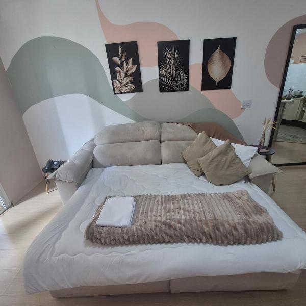 Flat completo e bem localizado em Alphaville com garagem e Alexa - Foto 4