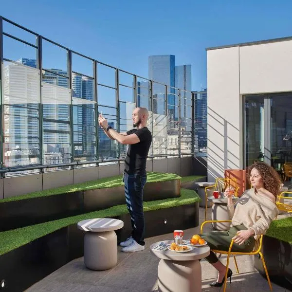 Viesnīca Mercure Paris La Défense pilsētā Kurbevuā
