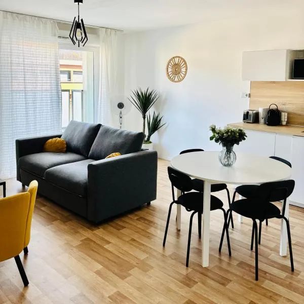 T2 cosy, calme avec balcon, parking et Netflix, hotel in Villeurbanne