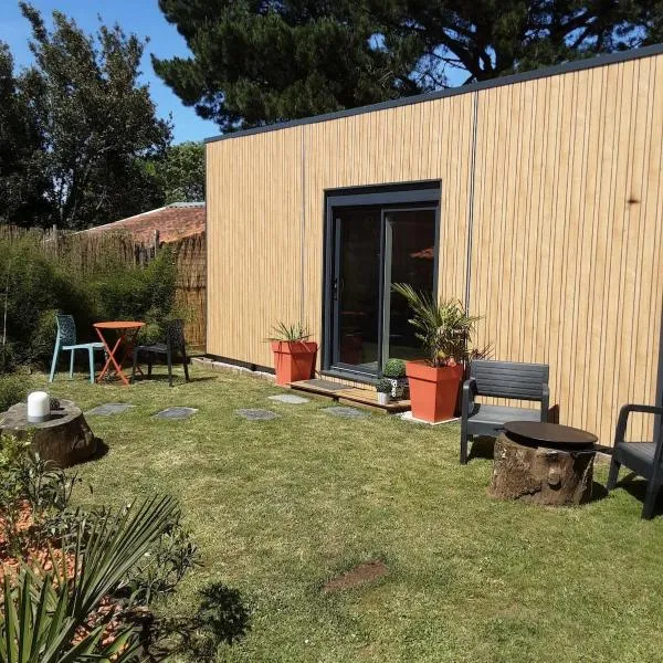 Studio de jardin dans son écrin de verdure, hotel in Saint-Lumine-de-Coutais
