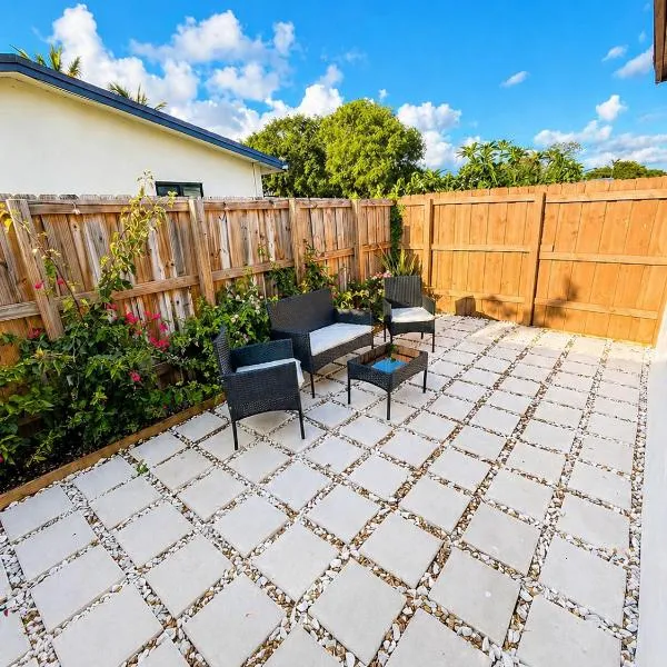 Private minimalist studio with patio and parking, hotel in Deerfield Beach