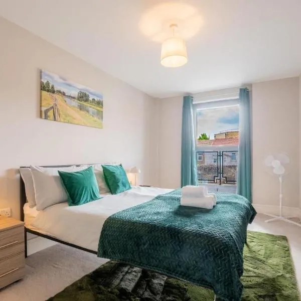 Large Balcony Flat Near Windsor Heathrow & Station, hotell i Slough