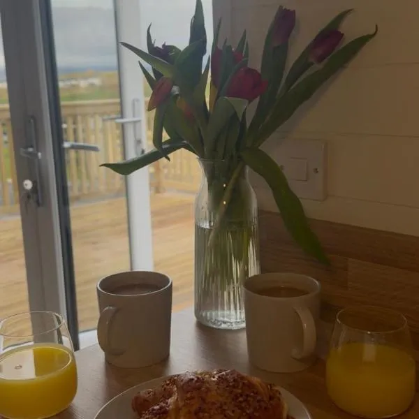 Hillhouse Coastal Escapes - PODs, hotel in Donegal