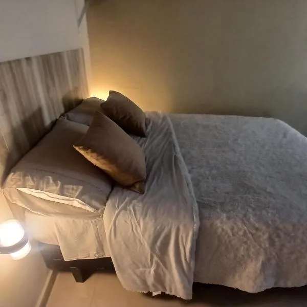 A 7 min de Palmerola con Cama Matrimonial, WiFi y Parqueo, hotel in Comayagua
