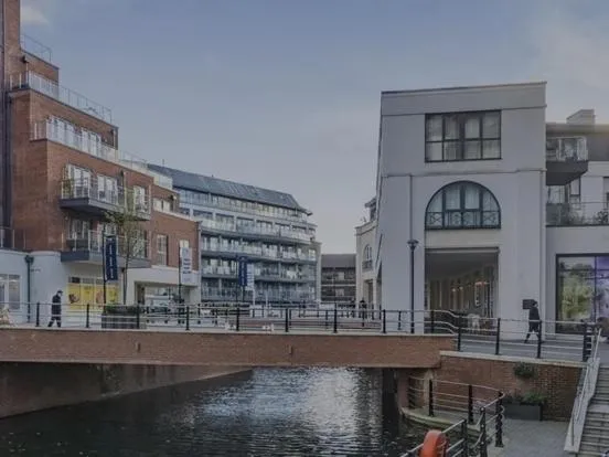 Penthouse Apartment Central Maidenhead with parking, 2 nights minimum booking, close to Elizabeth line and LEGOLAND, sleep's up to 4 people, viešbutis mieste Meidenhedas