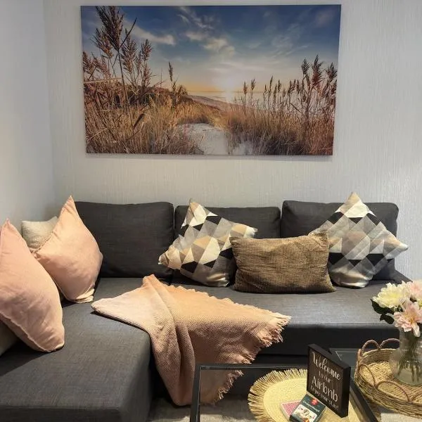 Cozy, small, cute, quiet, central city apartment with garden, hotel u gradu Kasel