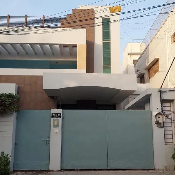 Spacious Rooms on 1st Floor Gulshan e Iqbal BLK7、カラチのホテル