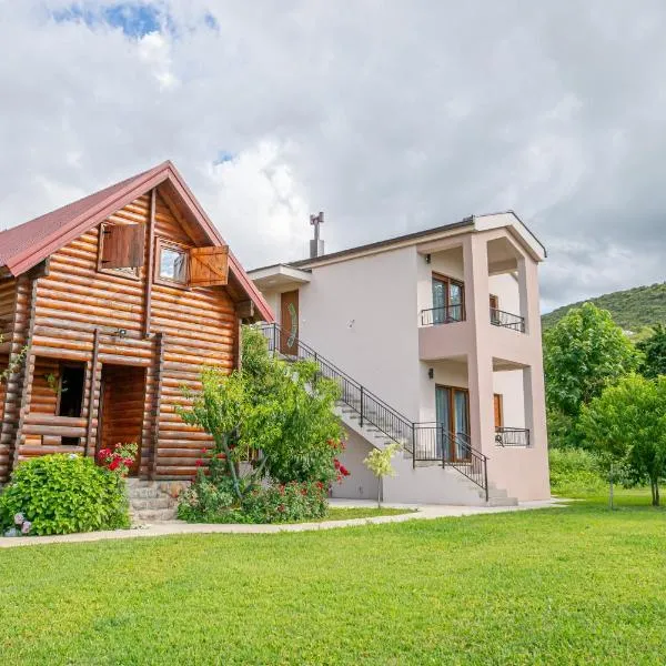 Wood House: Virpazar şehrinde bir otel