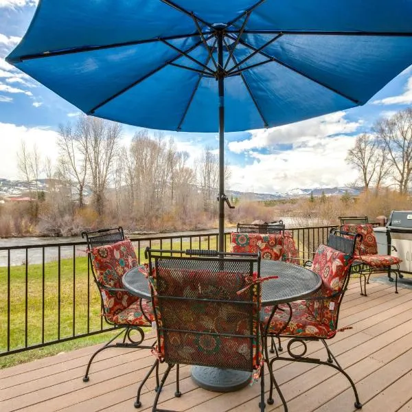 Riverfront Cabin, 4 Mi to Granby Ranch, hôtel à Granby