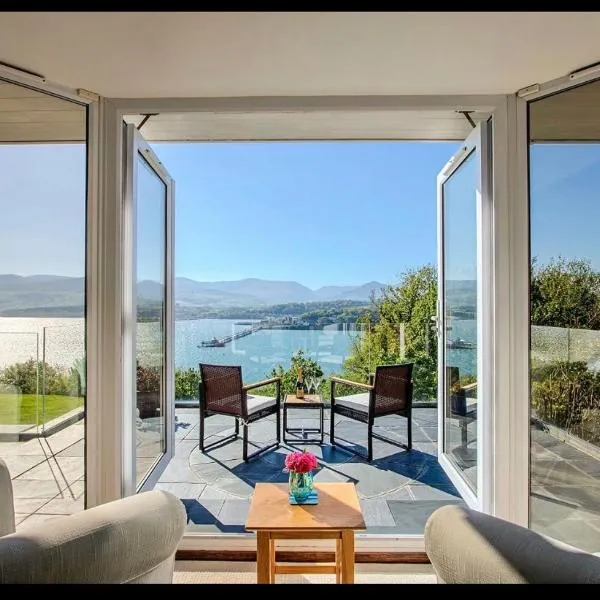 Seascape at coed y berclas, luxury accommodation with stunning sea view, hotel u gradu Llandegfan