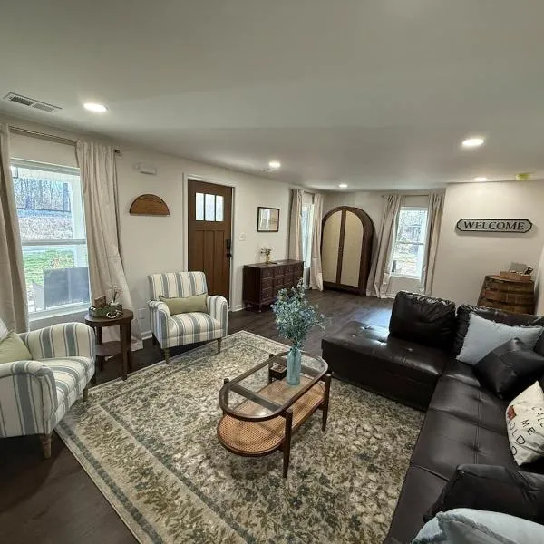 Hot Tub Sleeps 10 Bourbon Trail Historic Home, hotel a Coxs Creek