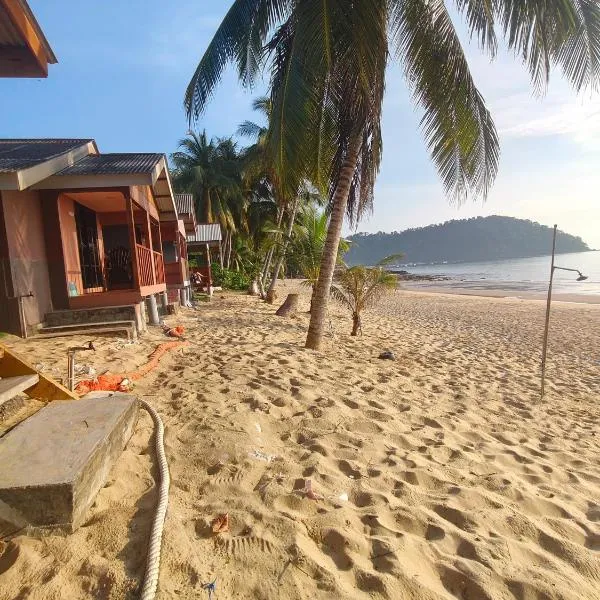 Permata Beach Chalet, hotel in Kampong Juara
