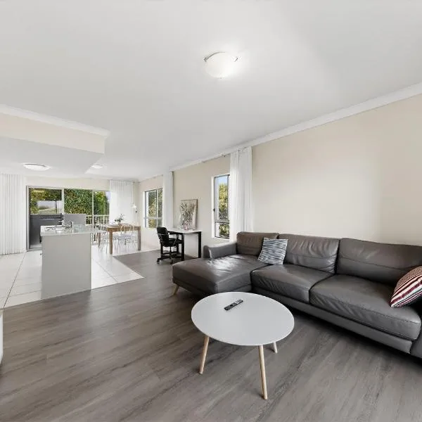 Modern 2BR Mango Hill Stay Close to Shops & Rail, hotel en North Lakes