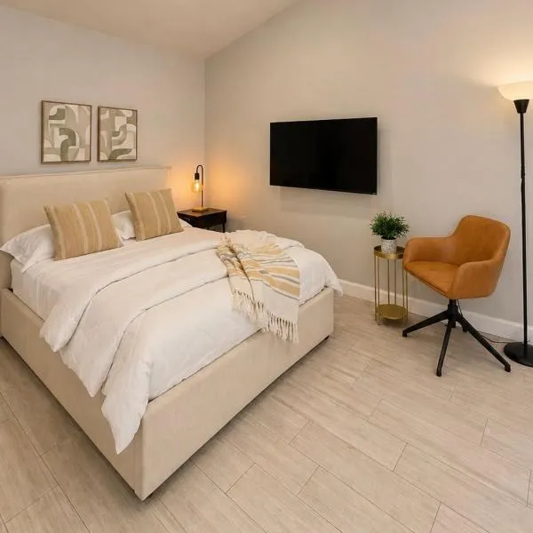 Private modern guesthouse, near La Cantera/Medical Center, hotel in San Antonio