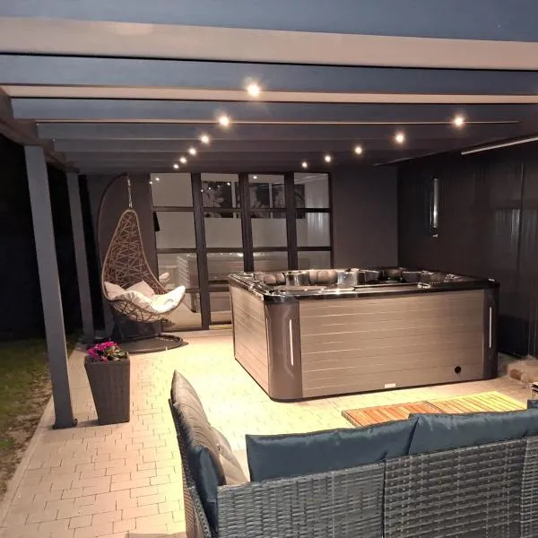 Dom wakacyjny z Jacuzzi na wyłączność do 16 osób w centrum Zatora blisko Energylandii, hotel din Zator