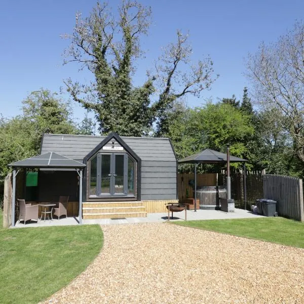 Acorn Lodge At Bridge Lake Farm & Fishery, hotel i Banbury
