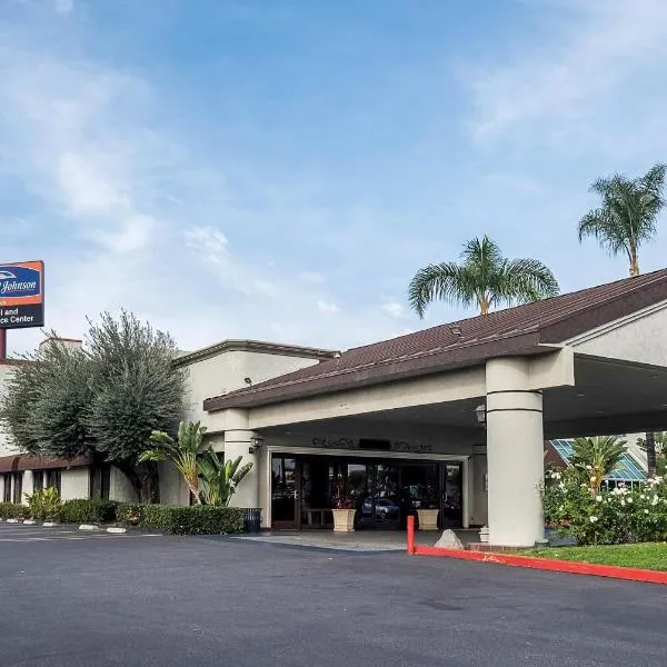 Howard Johnson by Wyndham Fullerton/Anaheim Conference Cntr, hotel v mestu Fullerton