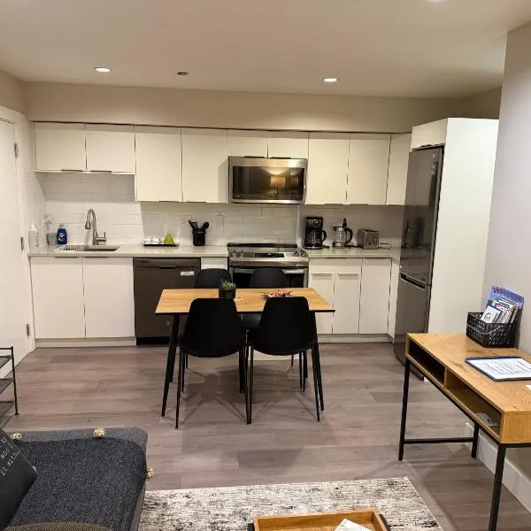 Modern Private 1 Bedroom Suite - Assigned Parking and Patio โรงแรมในนอร์ทแวนคูเวอร์