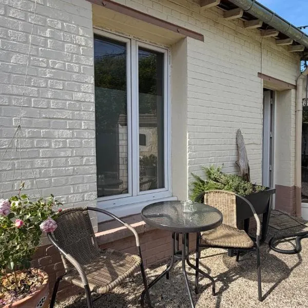 Mini studio et espace extérieur, Hotel in Méry-sur-Oise