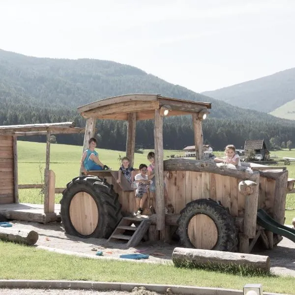 Aparthotel Familiaris - Family Apartments - Pools & Spa in Dolomites, hotel Valdaorában