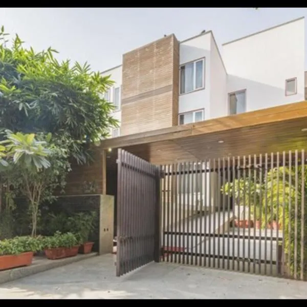 Royal Residence 90, hotel in Gumgaon