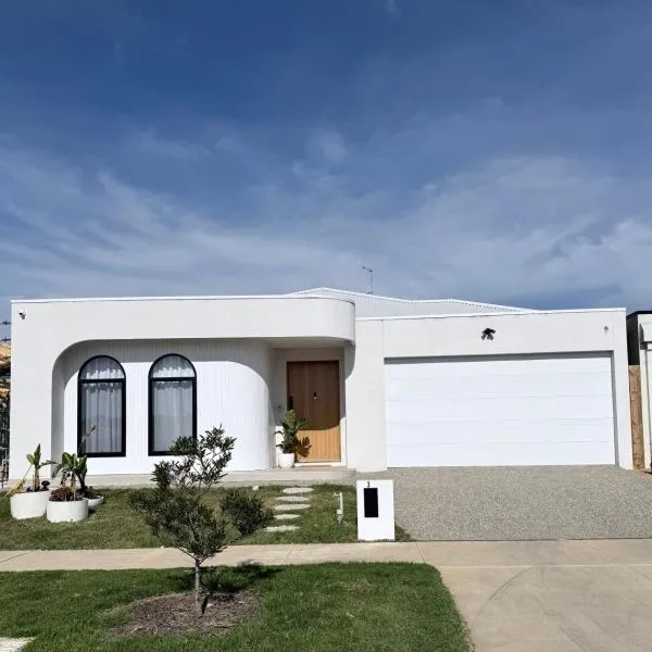 Waurn Ponds Bali Home، فندق في Waurn Ponds