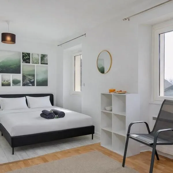 COLIVING - bedroom - TV- Private Bathroom, hotel in Saint-Jean-de-Gonville