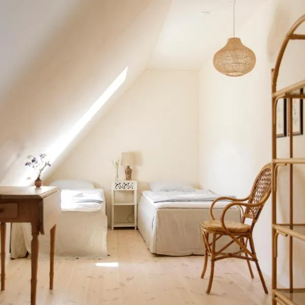 Atma Guesthouse - cozy and simple farmhouse bed & breakfast, hotel i Marstal