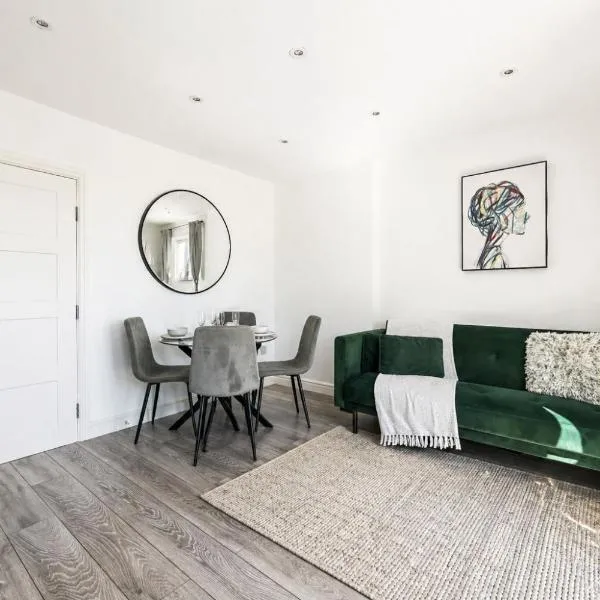 Spacious Ealing Broadway 1Bed Flat - Terrace & Near Tube, hotel u gradu 'Ealing'