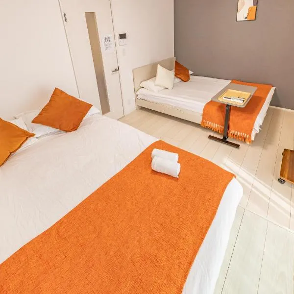 Yamanote Line walk for 5 min, new modern APT on local shopping street, отель в Токио