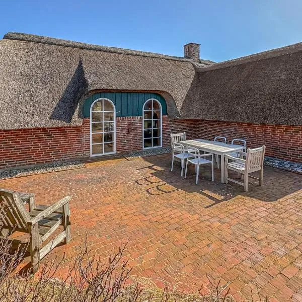 Three-Bedroom Holiday Home With A Fireplace In Ringkøbing, Hotel in Ringkøbing