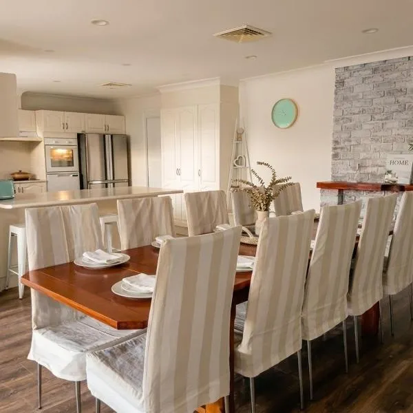 100m to Beach&Shop Spacious Pristine One Story Family Home, hotelli kohteessa Batemans Bay