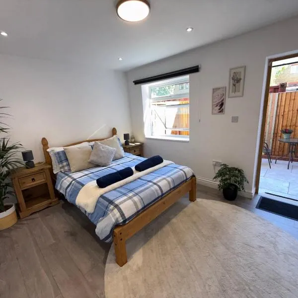 Entire Apartment Bright & Spacious with Private Garden Near Victoria Park, hotel a Londra