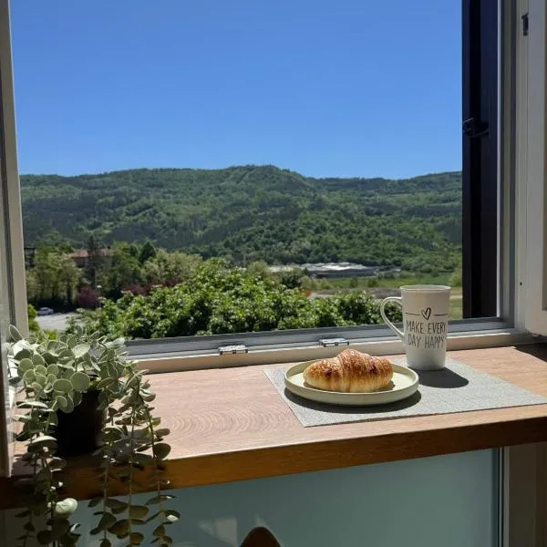 NEW Modern Apartment in City Center, готель у місті Бузет