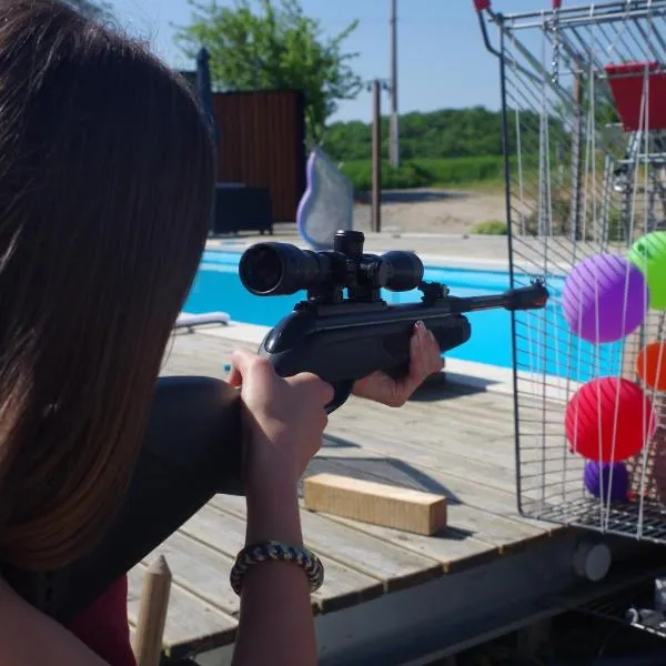 CHEZ MITCH EN CAMPING CAR et grand espace extérieur, hotel Caillavet városában