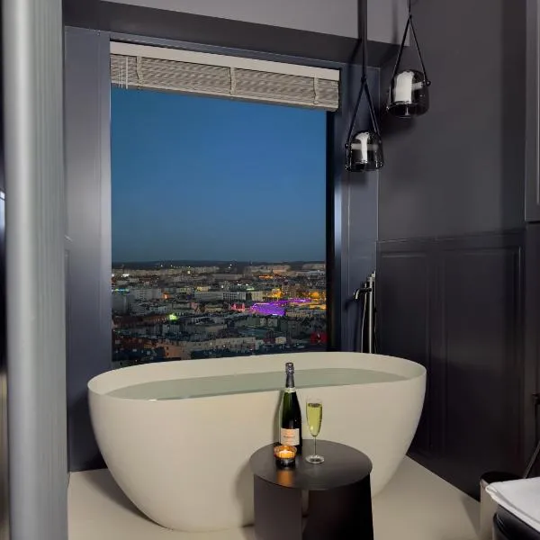 URBAN APARTMENTS Global Skyline 22nd Floor No 15 - Air Condition - Free Garage - LUXURY, hotel in Katowice