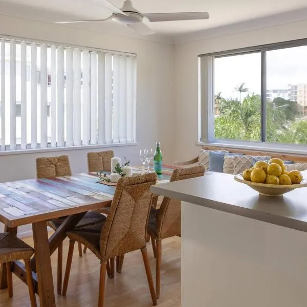 2 mins to Kings Beach w shared rooftop and whale watching views plus pool, hotel sa Caloundra