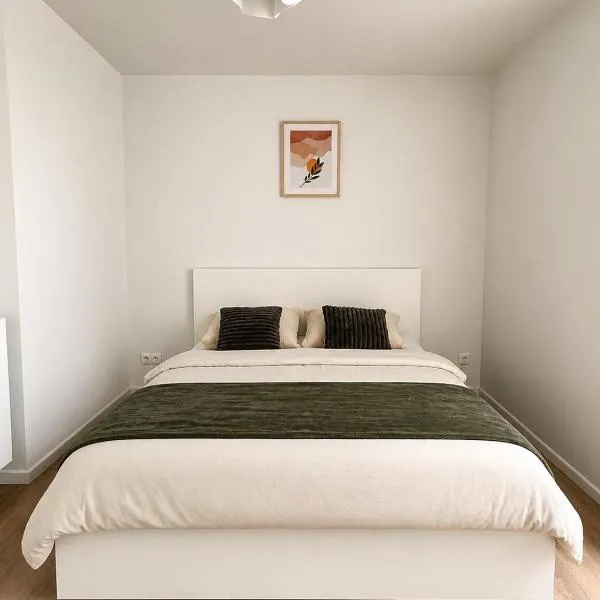 Bright Designer Apartment Sint-Niklaas Center, hotel di Sint-Niklaas