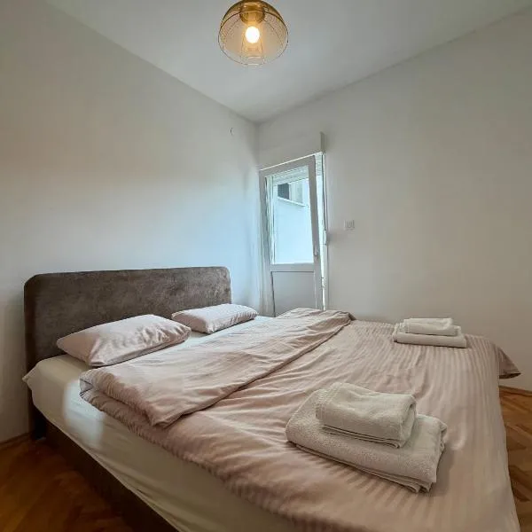 Lovely 1-bedroom apartment with 2-patios and parking, Hotel in Podgorica