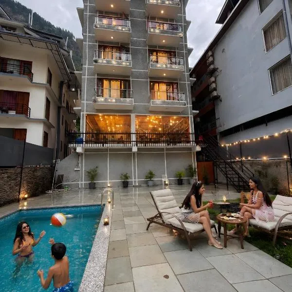 Hotel Asiia Holiday Central Heated and Air Cooled with Swimming Pool, Near mall road, hotelli kohteessa Kasol