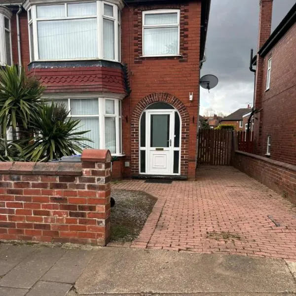 Cosy 3 Bed house with garden 5 min walk from Doncaster Racecourse, ξενοδοχείο στο Ντονκάστερ