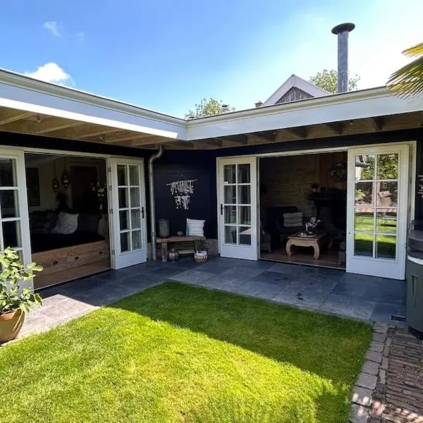 Unique Accommodation in Twente with Jacuzzi，博爾訥的飯店