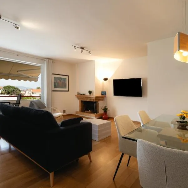 Mado Penthouse Seaview Nea Makri, hotel di Nea Makri