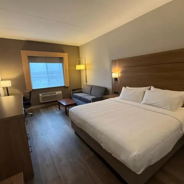Best Western Plus 1000 Islands Hotel & Suites、ガナノクエのホテル