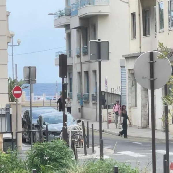 Appartement de deux pièces à 40 mètres de la plage et à un arrêt de tramway du centre-ville, hotel v destinácii Nice