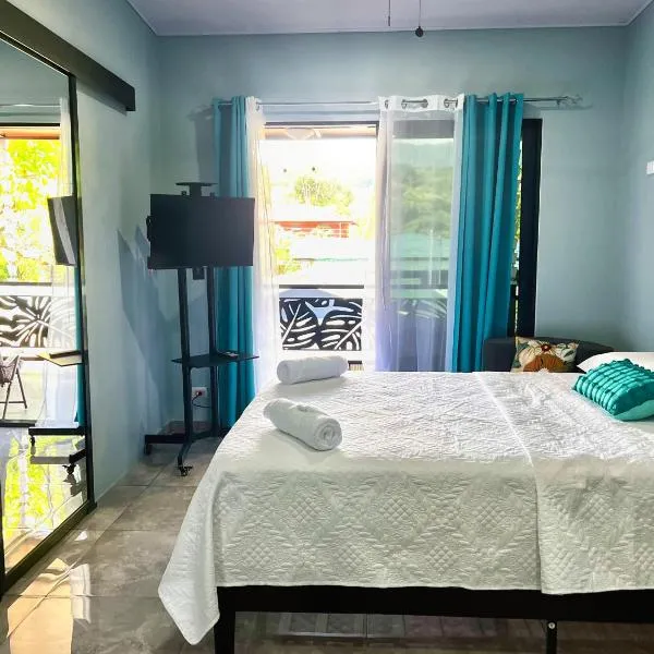 Tropikós Vacation Rentals in Uvita, Bahía Ballena Near Marino Ballena National Park, hotel i Uvita