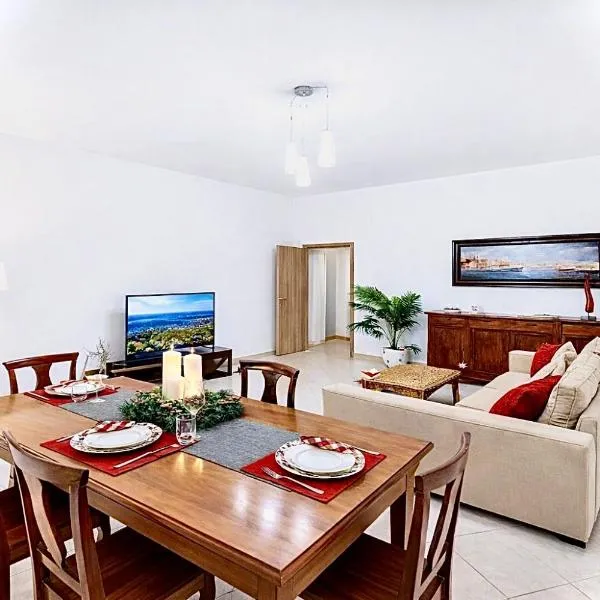 Vacanze Napoli centrale Elegant and Spacious 130sqm 2 Bedrooms 2 Bathrooms 1 Full 1 Service, hotel sa Naples
