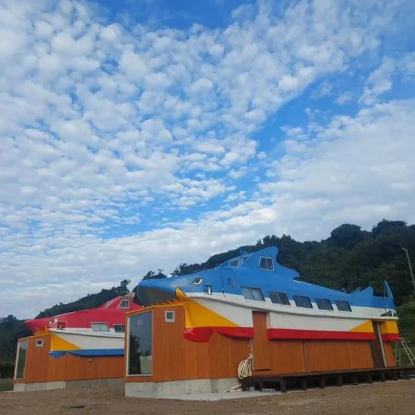 Harbor base SHARK, hotel di Sado