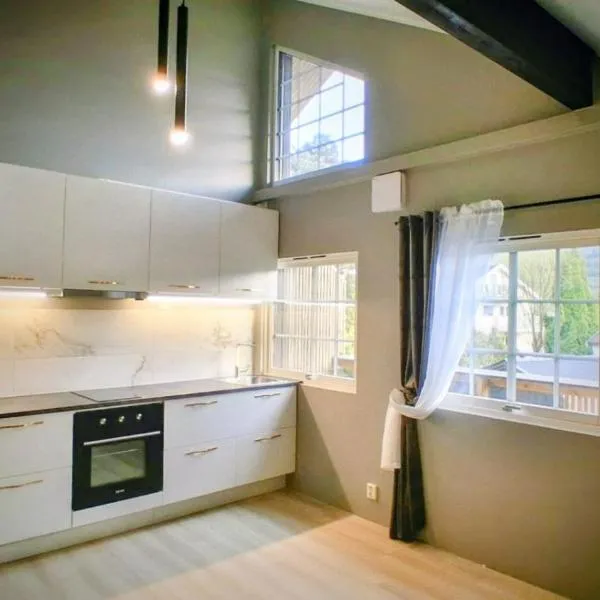 Stylish apartment with a sleeping loft, hotelli kohteessa Drammen