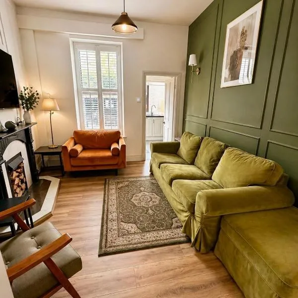 Number 9 Market Street - Town centre 4 bedroom house with garden, hotel in Ballycastle